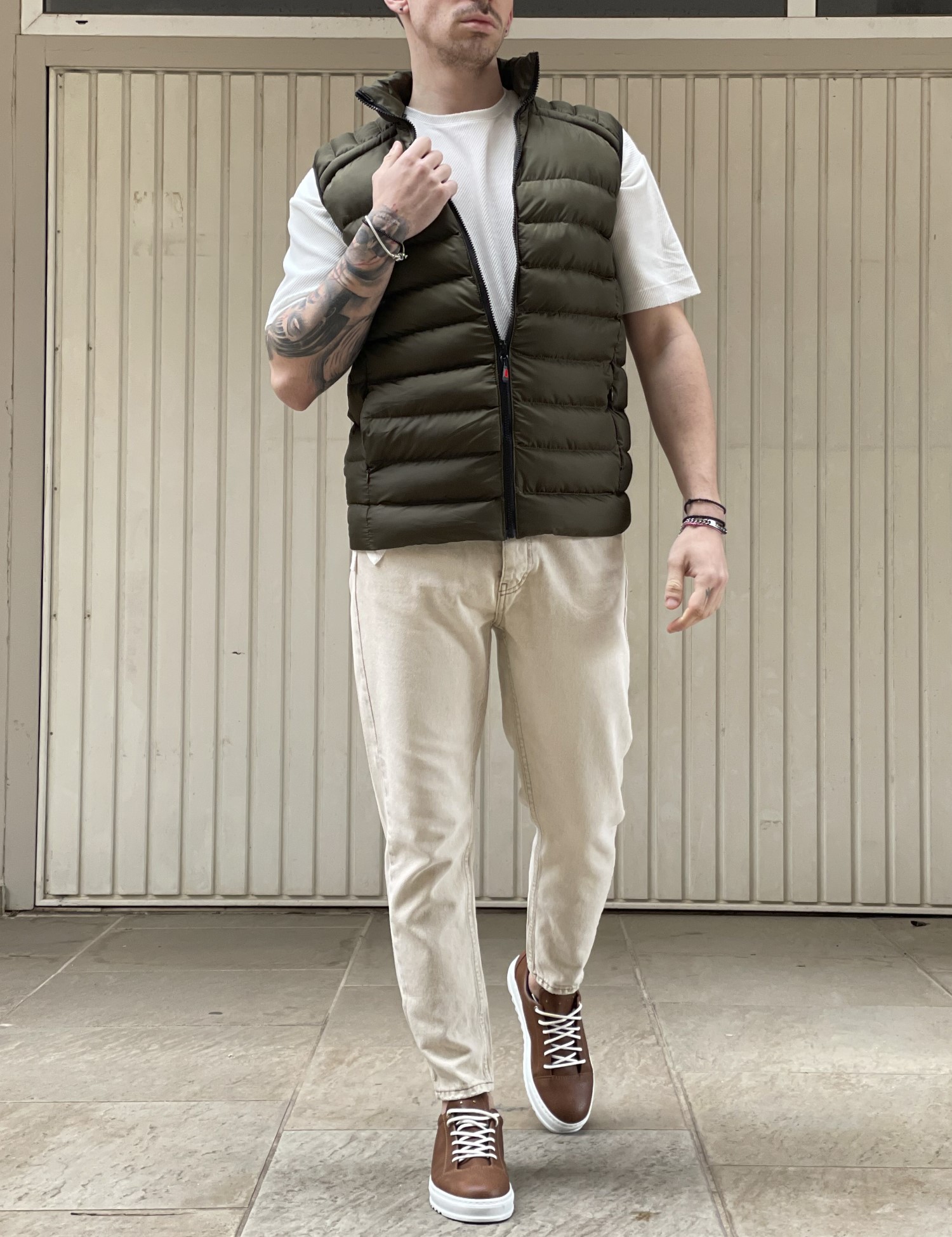 Ανδρικό χακί καπιτονέ αμάνικο μπουφάν με αποσπώμενη κουκούλα 3408X φωτογραφία